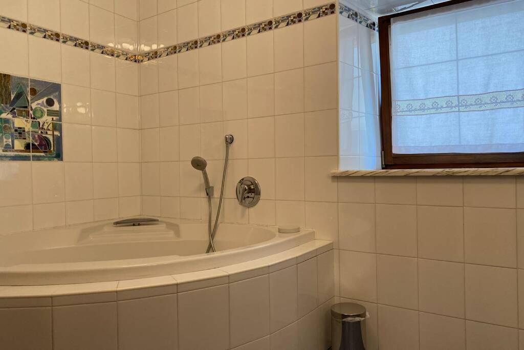 Grosse Wohnung Mit Garagenparkplatz Fiè Exterior foto